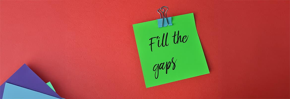 Green post it note with the text "fill the gaps"